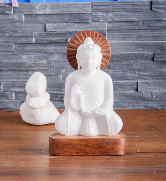 „Buddha-Statue aus Alabaster & Holz – Symbol für Harmonie & innere Ruhe“